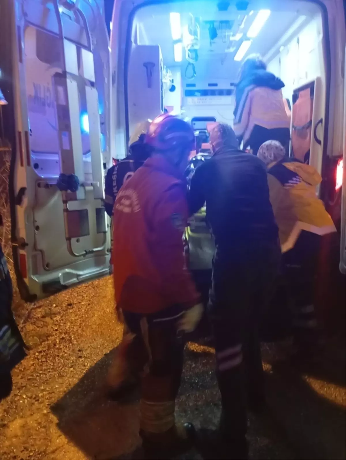 Burhaniye'de şarampole çarpan otomobil