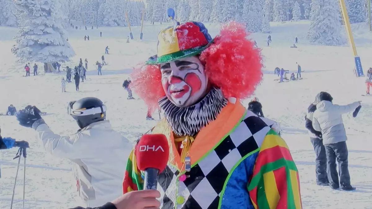 Uludağ’da Palyaço Kostümüyle Kayak Şovu