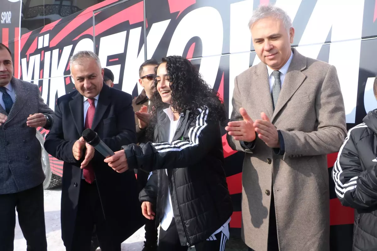 Cumhurbaşkanı Erdoğan'dan Yüksekovaspor Kadın Futbol Takımına Özel Otobüs Hediyesi