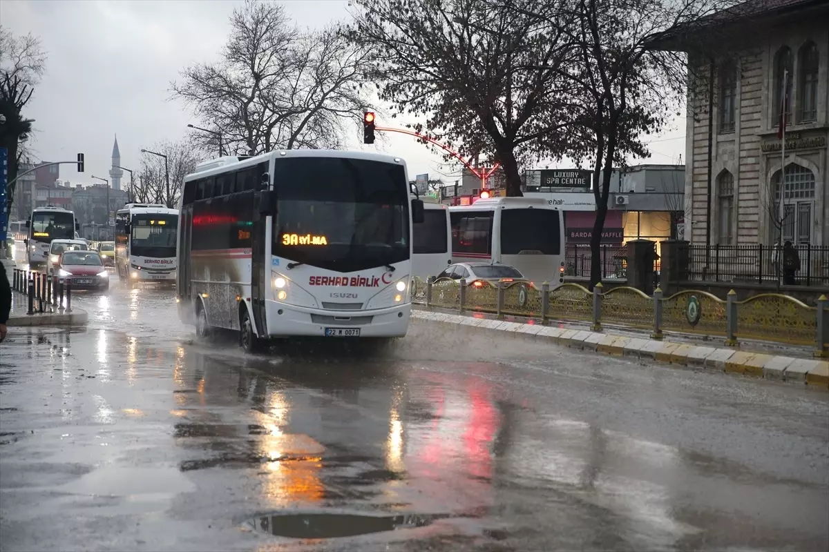 Edirne ve Kırklareli'de Şiddetli Sağanak Yağışlar Trafiği Felçledi