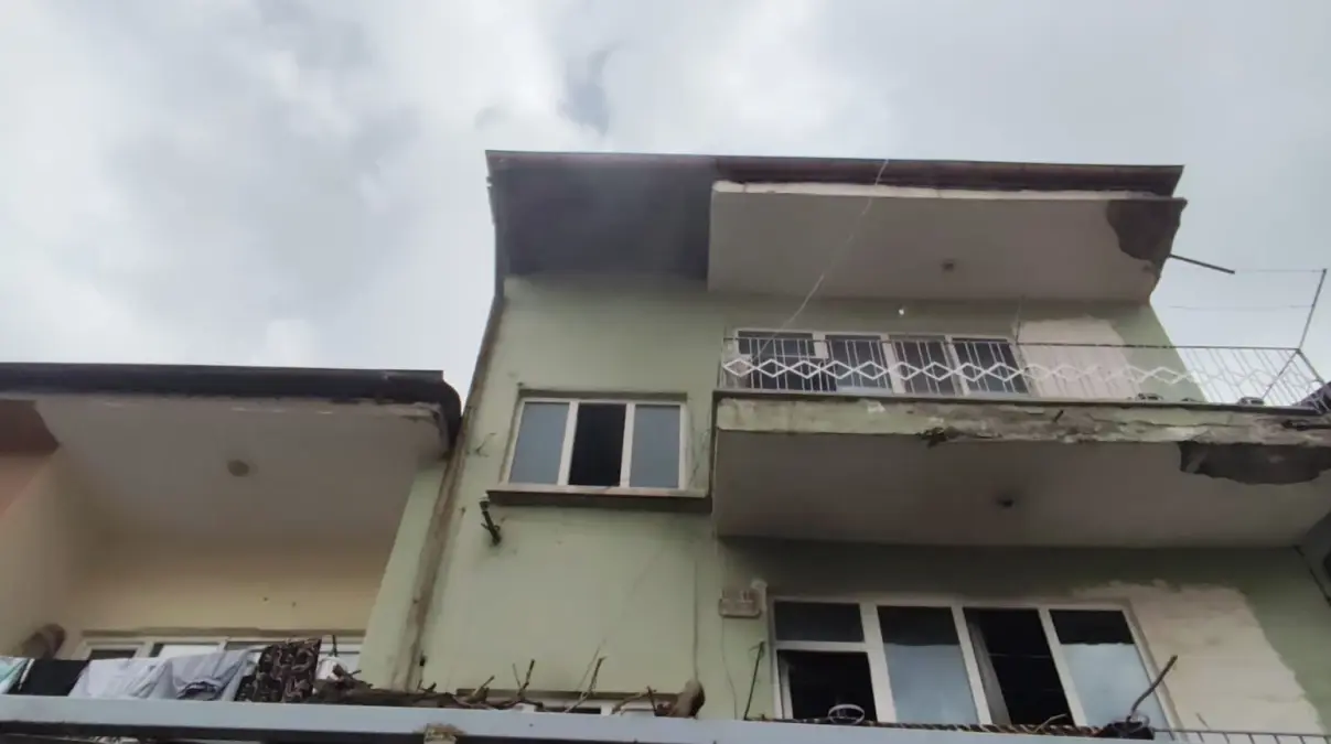 Aksaray'da Ev Yangını: Beş Kişi Dumanla Mücadele Etti