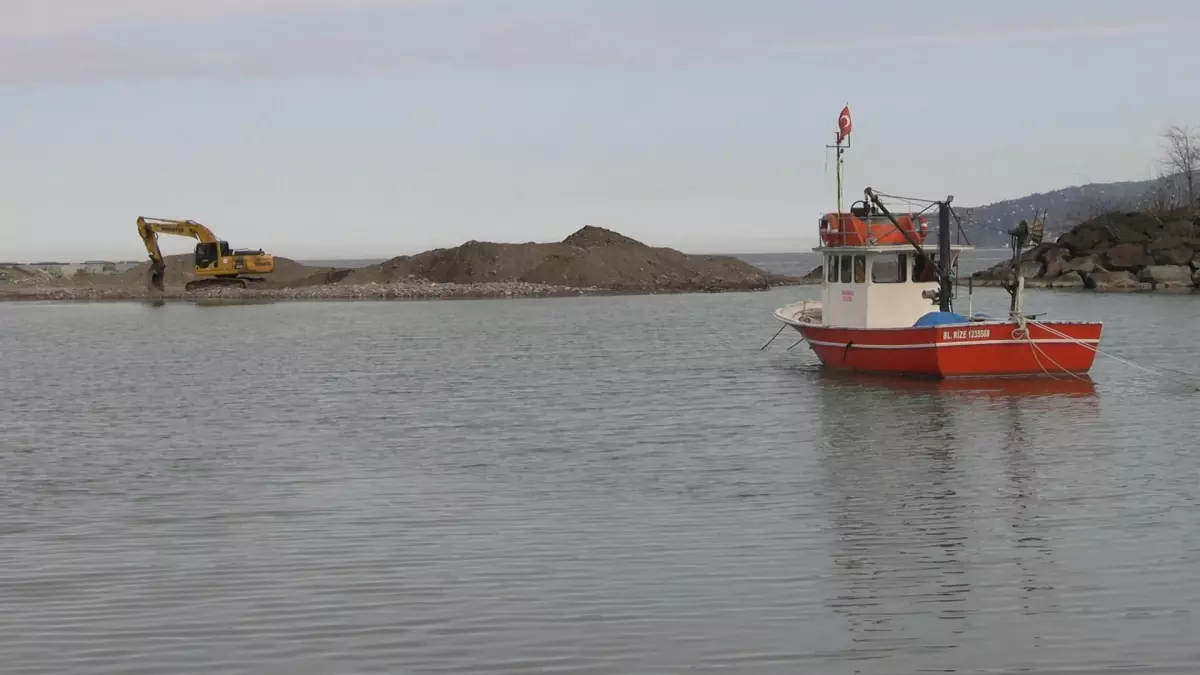 Rize’de Fırtına Sonrası Balıkçı Barınağı Yeniden Hizmete Açıldı
