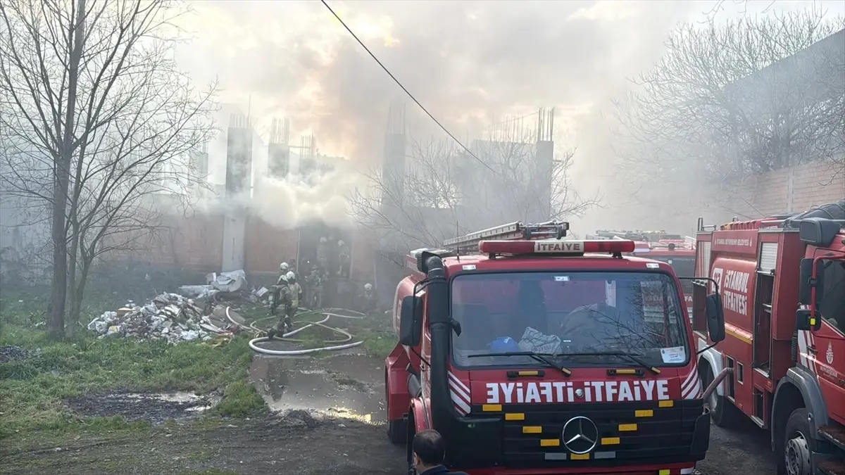Gaziosmanpaşa’da Avize Deposu Yangını Kontrol Altına Alındı