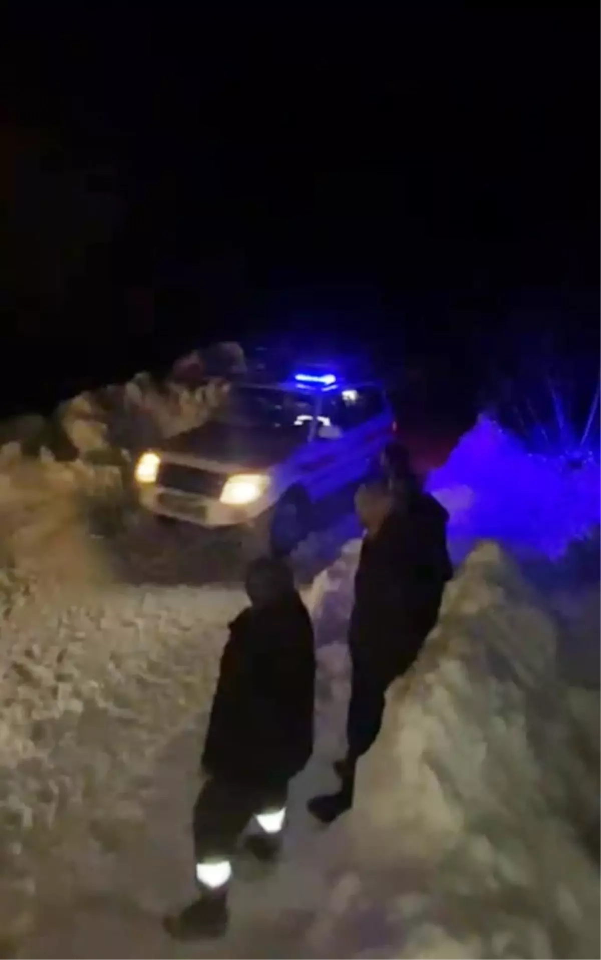 Van’da Şiddetli Kar Yağışı: KOAH Hastası Güllü Sami Ambulansla Sırtlarında Taşındı