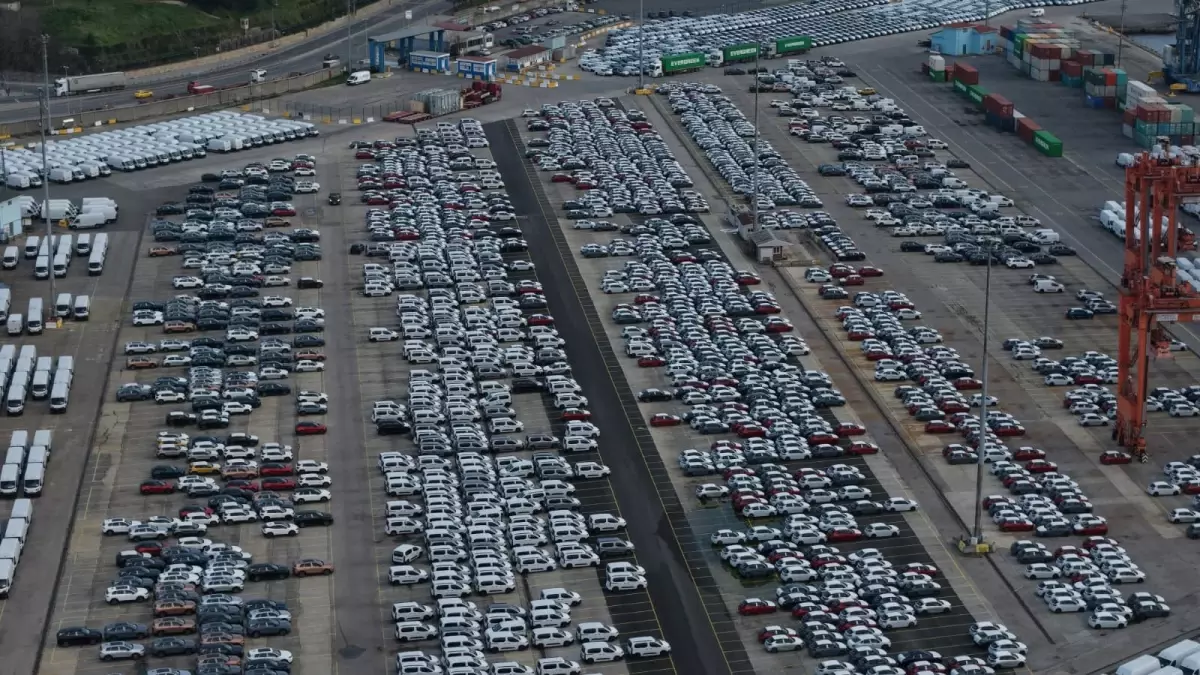 Haydarpaşa Limanı'nda Sıfır İthal Araçlar Gökyüzünden İzleniyor