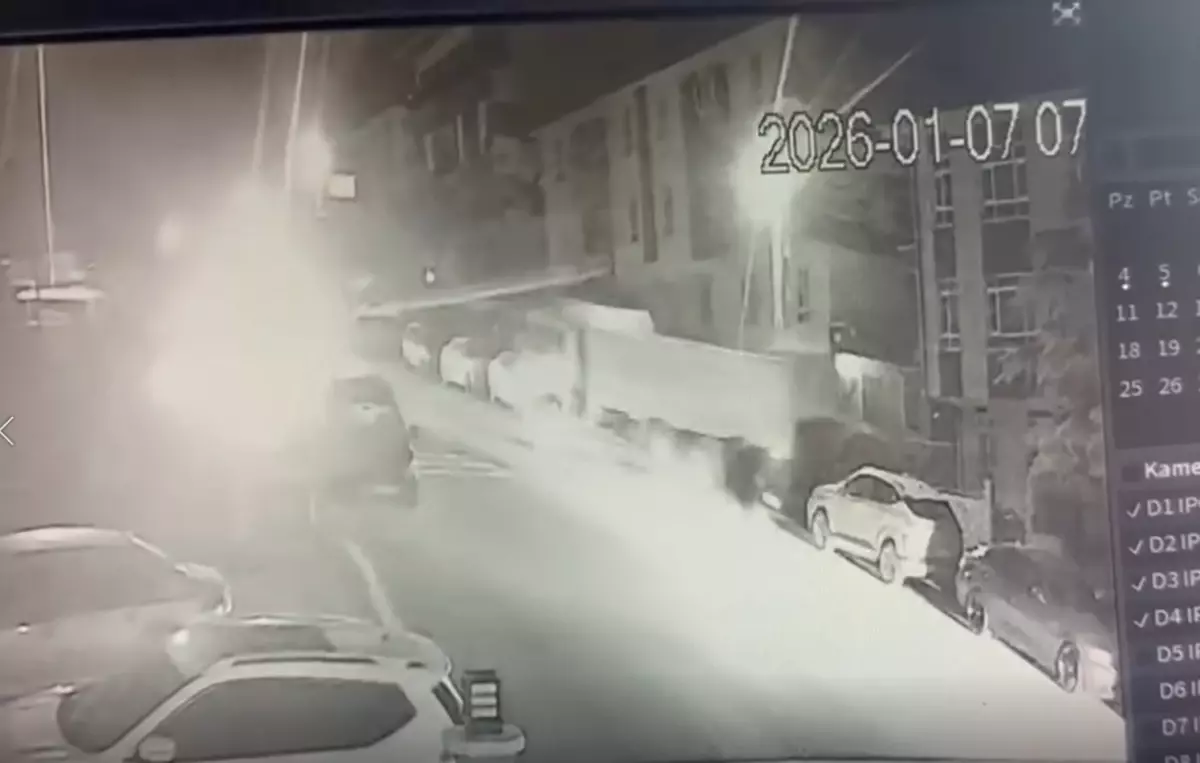 Keçiören'de Geri Dönüş Yapan Hafriyat Kamyonu Üç Aracı Çarptı, Sürücü Kaçtı