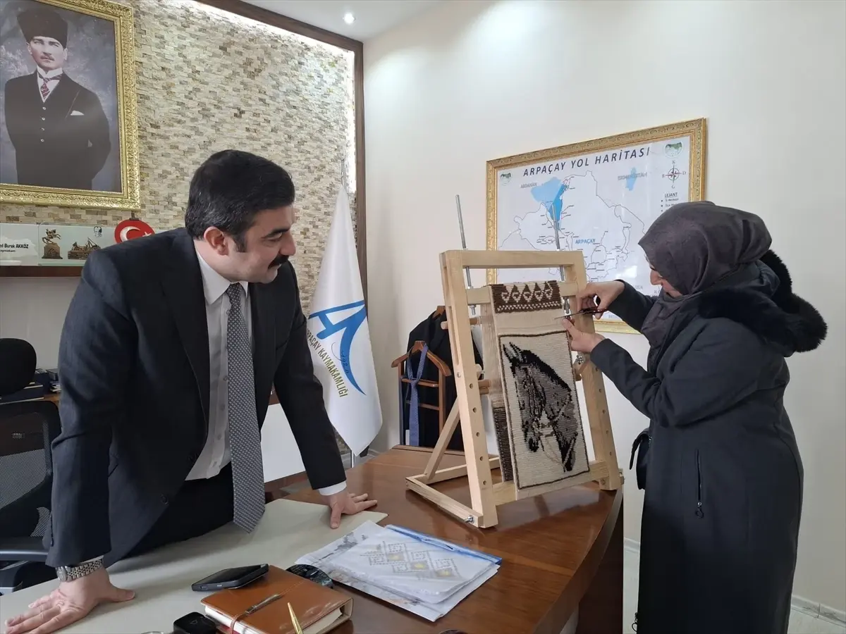 Kars'ta Kadınlar Geleneksel El Sanatlarıyla Halı ve Yastık Üretimine Başladı
