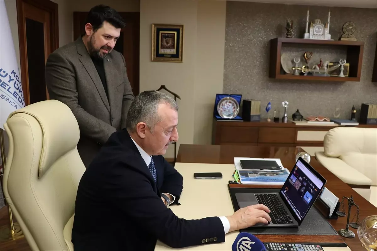 Büyükakın, 'Yılın Kareleri' Oylamasında Fotoğrafları İnceliyor