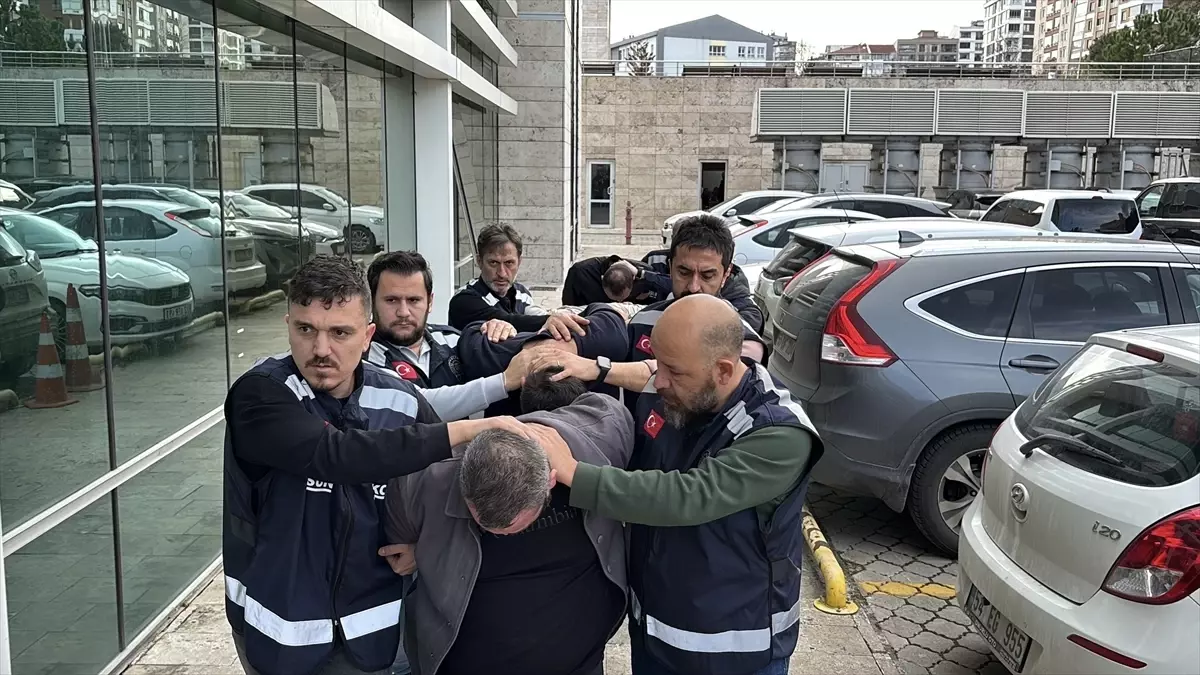 Samsun’da 4 Şüpheli, Tehdit ve Zorla Para Alma Suçlamasıyla Gözaltına Alındı