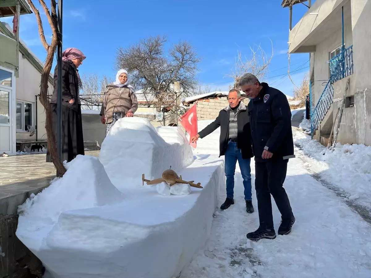 Sivas’ta Kış Mucizesi: Karla Yapılan Otomobil ve Gemi Şaşkınlık Yarattı