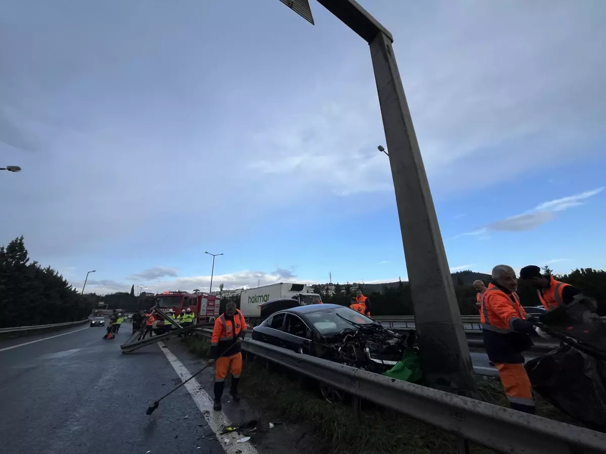 TEM Otoyolu'nda Bariyere Çarpan Araç Sürücüsü Hastaneye Sevk Edildi
