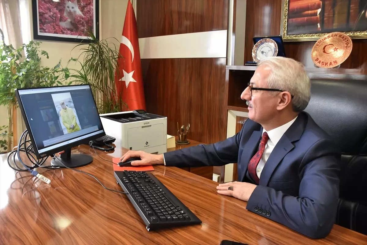 Van Bölge Adliye Mahkemesi Başkanı Baştoğ, 2025 Yılın Kareleri Oylamasında Oy Kullanıyor