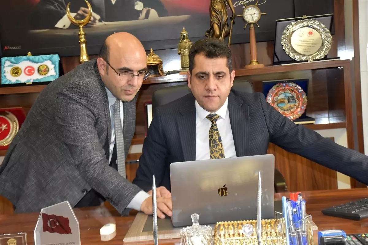 Van'da Yılın Kareleri Oylaması Başladı: Savcı Hikmet Salman Oy Verdi