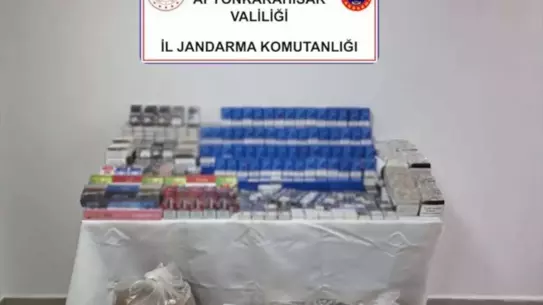 Ele geçirilen makaron ve tütün paketleri