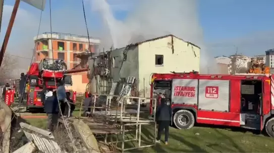 Yangın sonrası söndürülen metruk bina