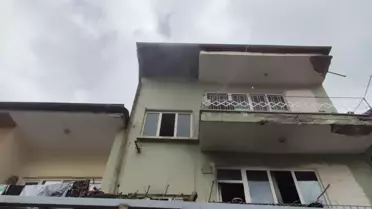 Yangın yerinde duman yükseliyor