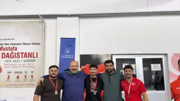 Güreşçiler yarışma anından bir kare