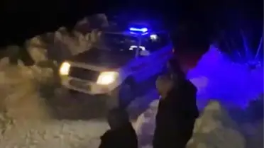 Van’da Şiddetli Kar Yağışı: KOAH Hastası Güllü Sami Ambulansla Sırtlarında Taşındı