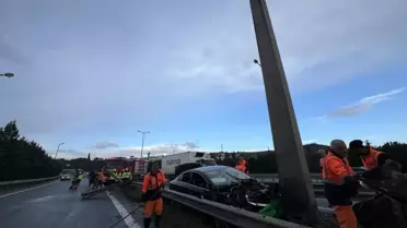 TEM Otoyolu'nda bariyere çarpan araç