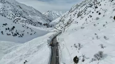 Tamamlanan çığ önleme duvarları ve genişletilmiş yol şeridi