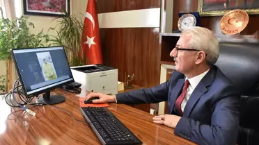 Oylamaya katılan Baştoğ'un fotoğrafı