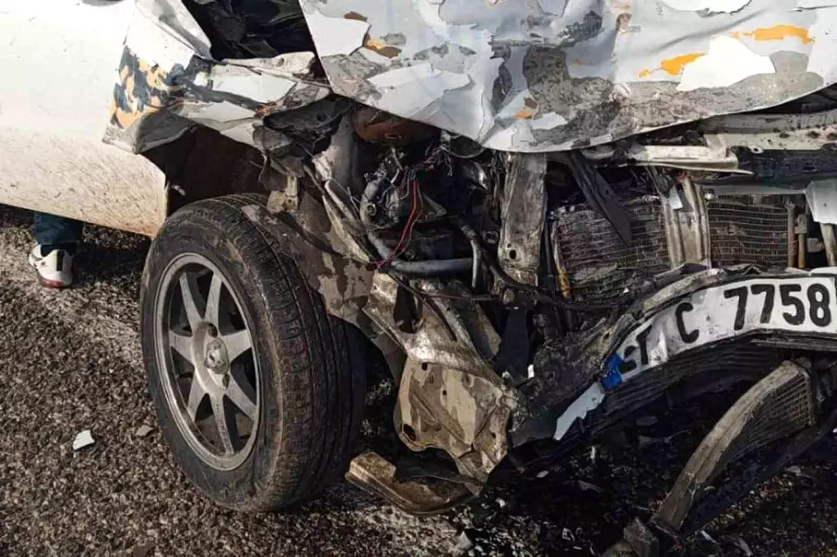 Gaziantep Araban'da Otomobil ve Kamyonet Çarpıştı: 2 Yaralı