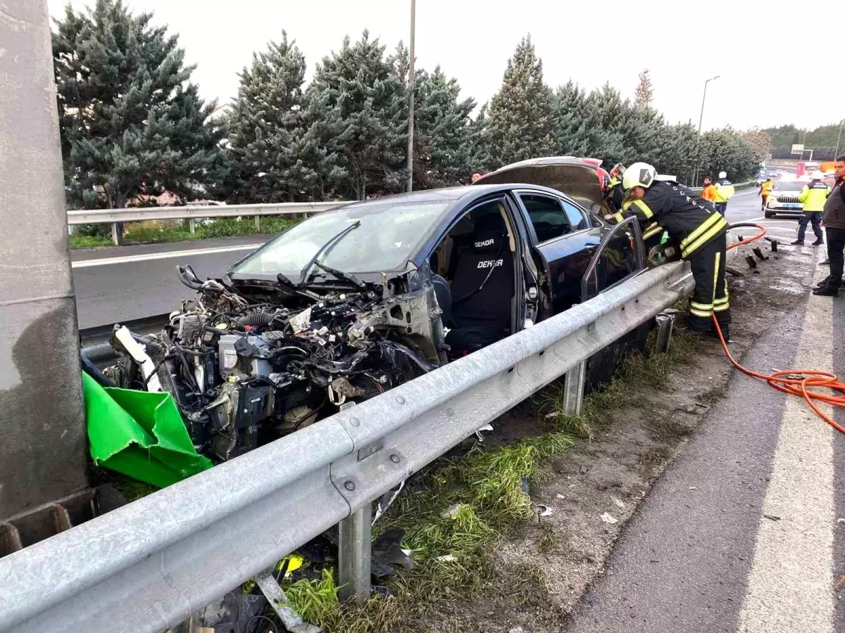 Kocaeli TEM Otoyolu'nda Araç Bariyerleri Yıktı: Sürücü Hastaneye Kaldırıldı