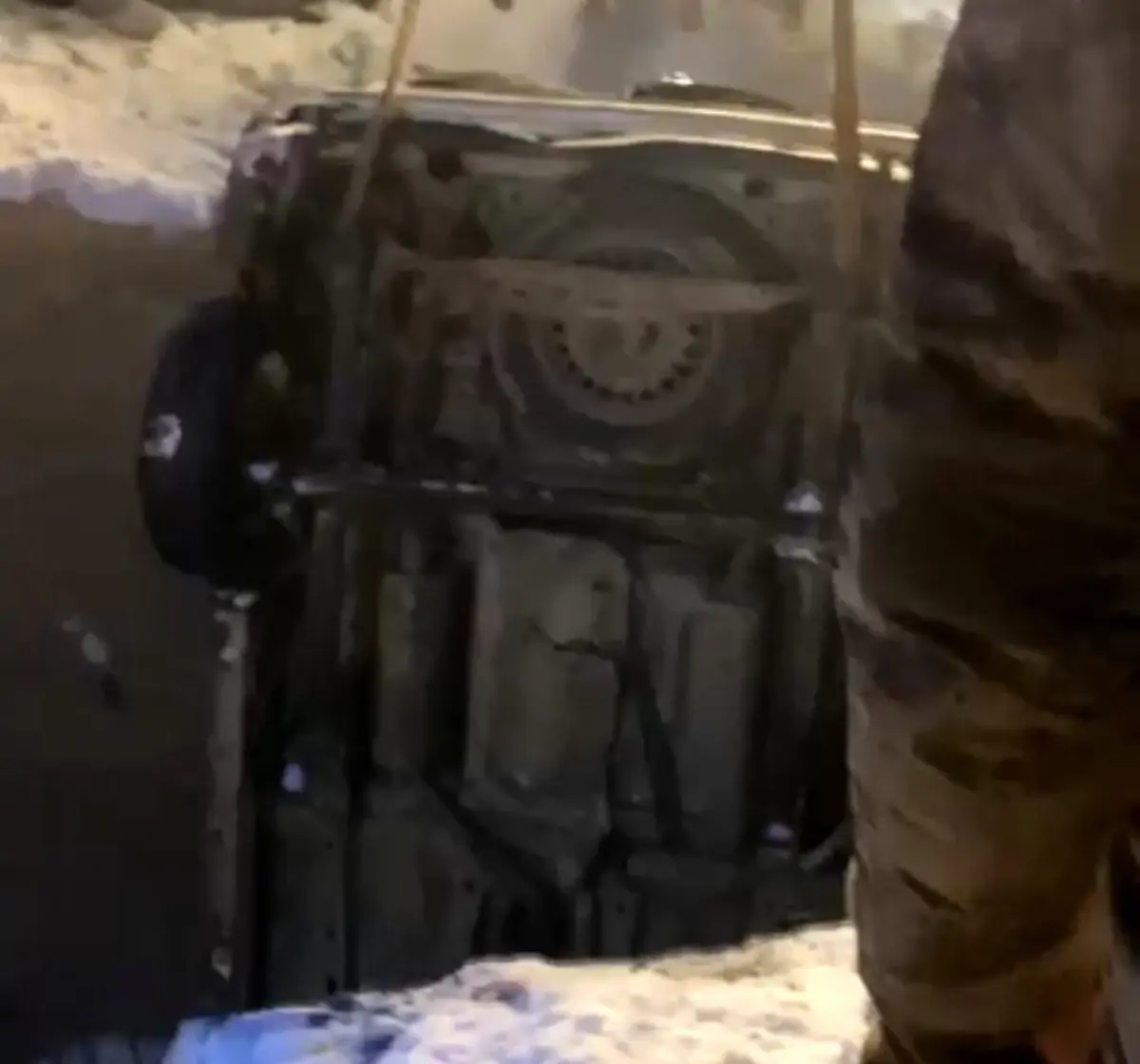 Buzlu köprüde düşen otomobil