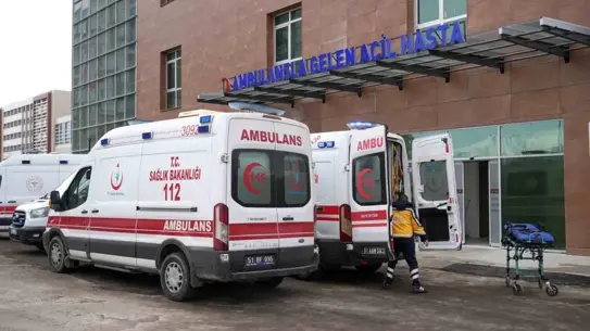 Niğde Çiftlik’te İki Otomobil Çarpıştı: 6 Yaralı