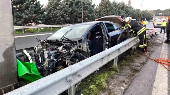 Kaza anındaki otomobil ve kırılan bariyerler