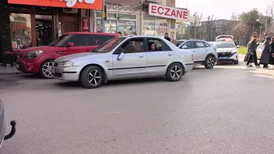 İnegöl'de Dönüş Yapan Otomobil Yaya Geçidinde 2 Kadına Çarptı