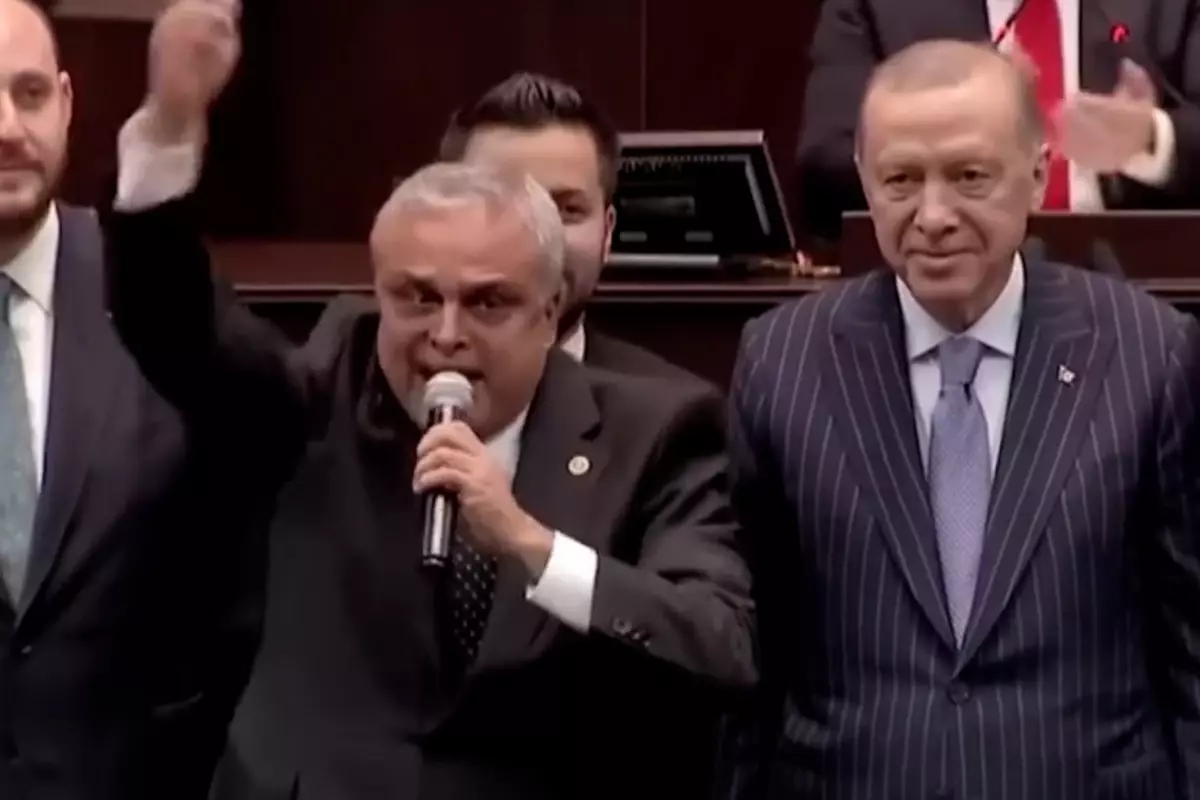 Erdoğan’ın Grup Toplantısında Parti Değiştiren Üç Milletvekiline Rozet ve Asker Selamı