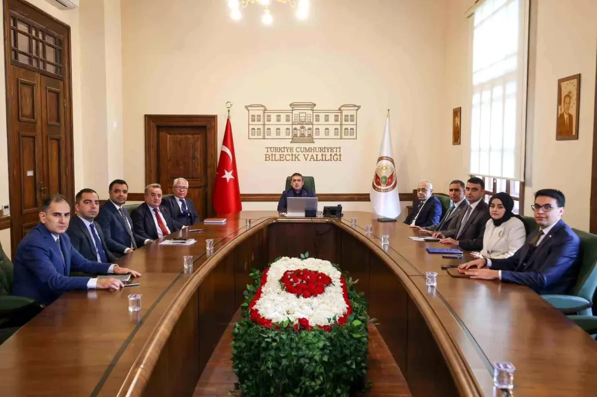 Bilecik Valisi Sözer, Mülki İdare Amirleriyle Kamu Hizmetleri Üzerine Değerlendirme Toplantısı Gerçekleştirdi