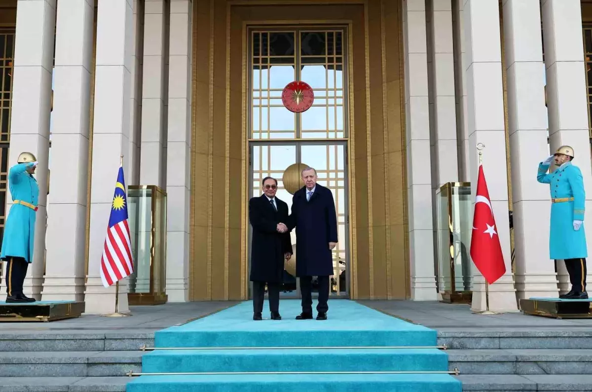 Erdoğan, Malezya Başbakanı Enver İbrahim'i Resmi Törenle Karşıladı