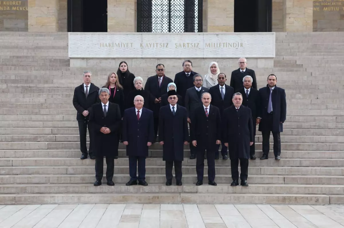 Malezya Başbakanı Enver İbrahim, Anıtkabir'i Ziyaret Etti: Türkiye‑Malezya Dostluğuna Yeni Bir Sayfa