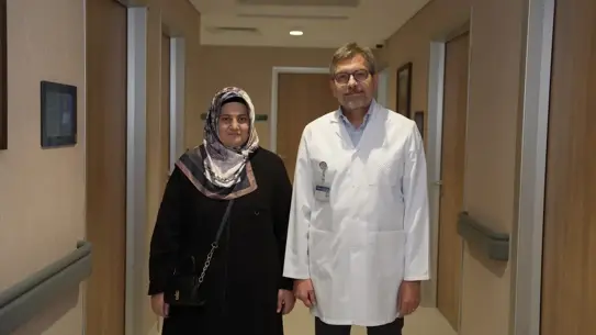 Karaciğer nakli sonrası Sibel Karmış'ın iyileşme sürecini gösteren fotoğraf