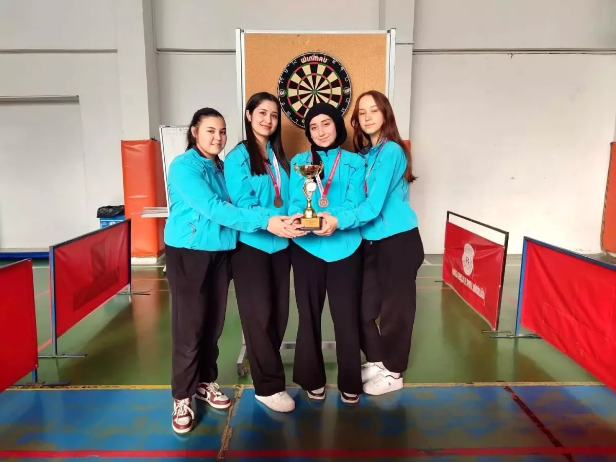 Salihli'nin Genç Dartçılarından İl Üçüncülüğü: Şahin Şen Anadolu Kız İmam Hatip Lisesi'nden Gurur