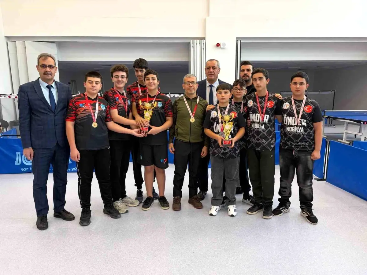 Niğde'de Bor Mehmet Güleç Ortaokulu, Yıldız Erkekler Masa Tenisi Turnuvasını Birincilikle Tamamladı