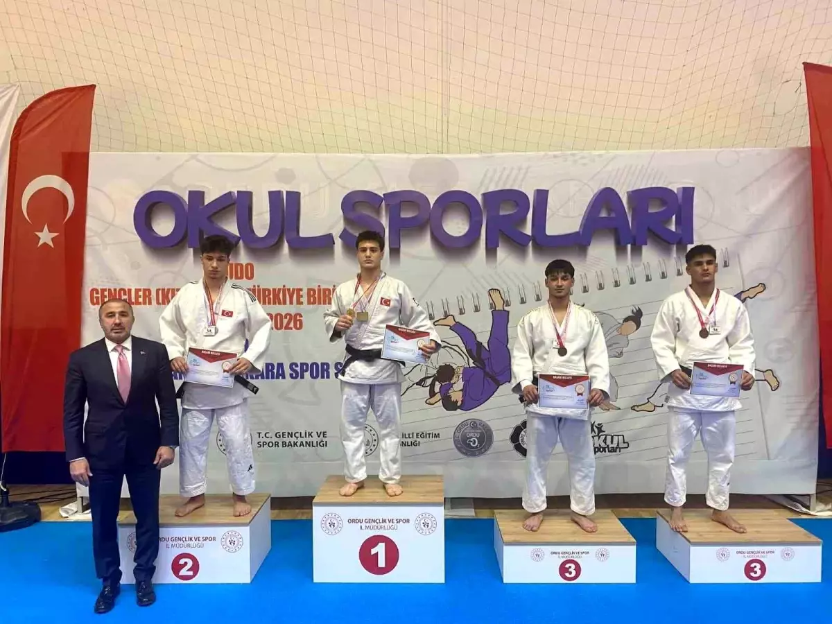 Yunusemre Belediyesporlu Judo Yıldızı Emin Levent Yelkenci Türkiye Şampiyonası'nda Gümüş Madalya Kazandı