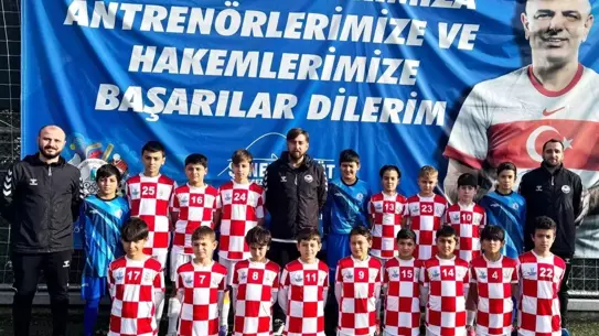 U-12 ve U-14 liglerinde şampiyonluk kupaları