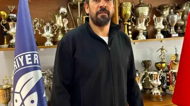 Servet Çetin takımıyla konuşuyor