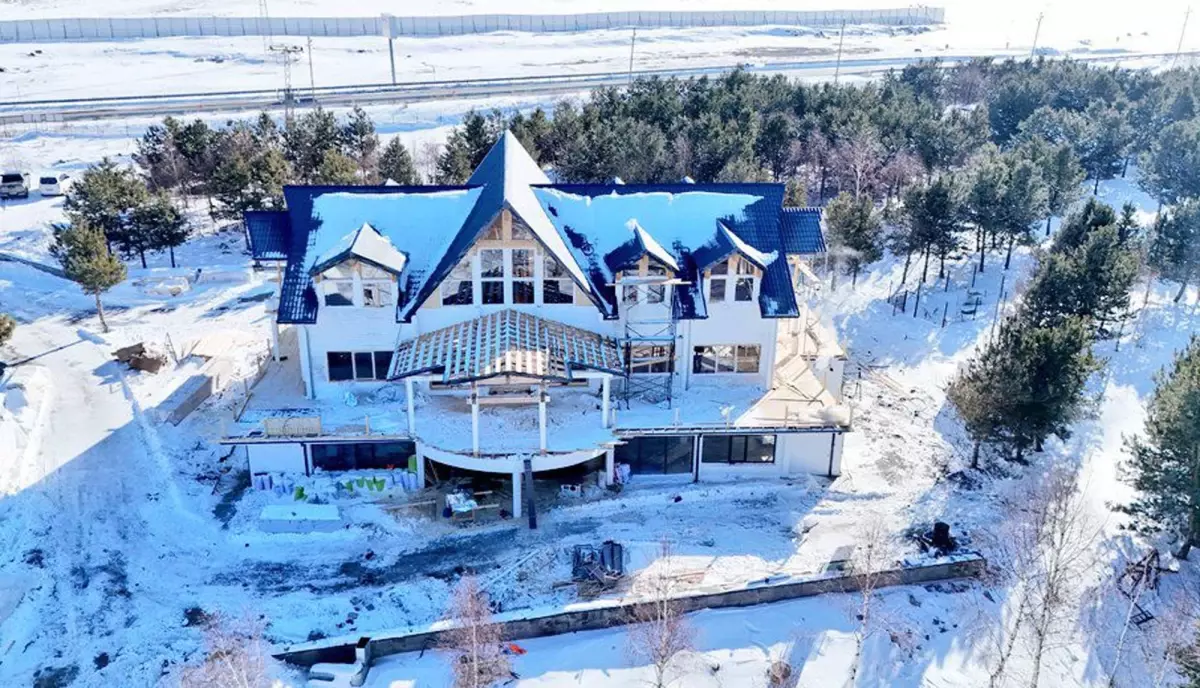 Arpaçay’da Çıldır Gölü Kıyısına Modern Kütük Ev İnşaatı Başladı