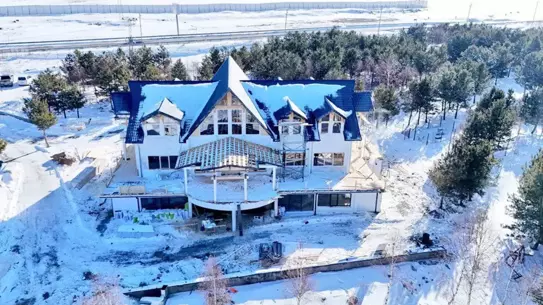 Yeni kütük evin inşaat aşamasındaki detaylı fotoğrafı