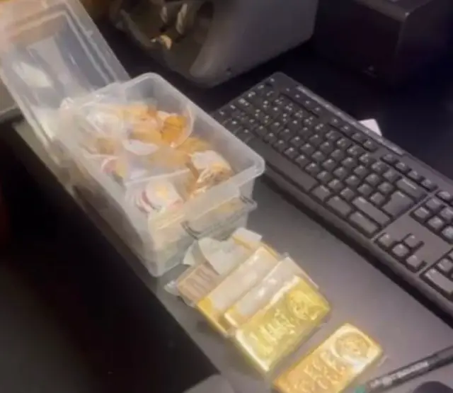 Eldeki delillerin fotoğrafı