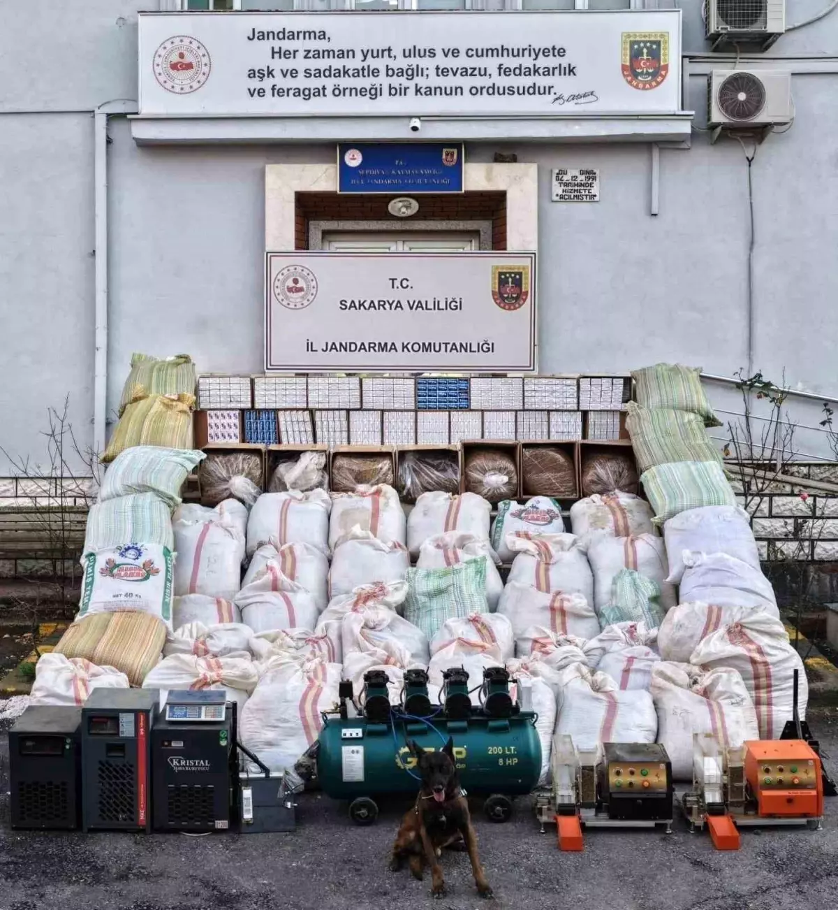 Sakarya Serdivan'da 3 Ton Kaçak Tütün Operasyonu: Jandarma 4 Şüpheliyi Gözaltına Aldı