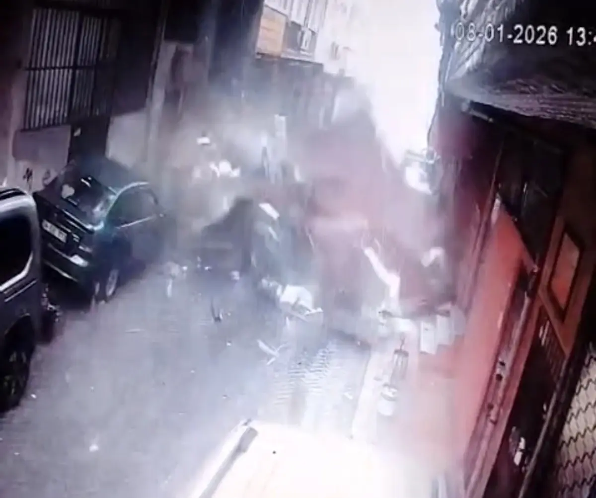 Beyoğlu’nda Şiddetli Lodos Çatıları Uçurdu, Araçlar Hasar Aldı