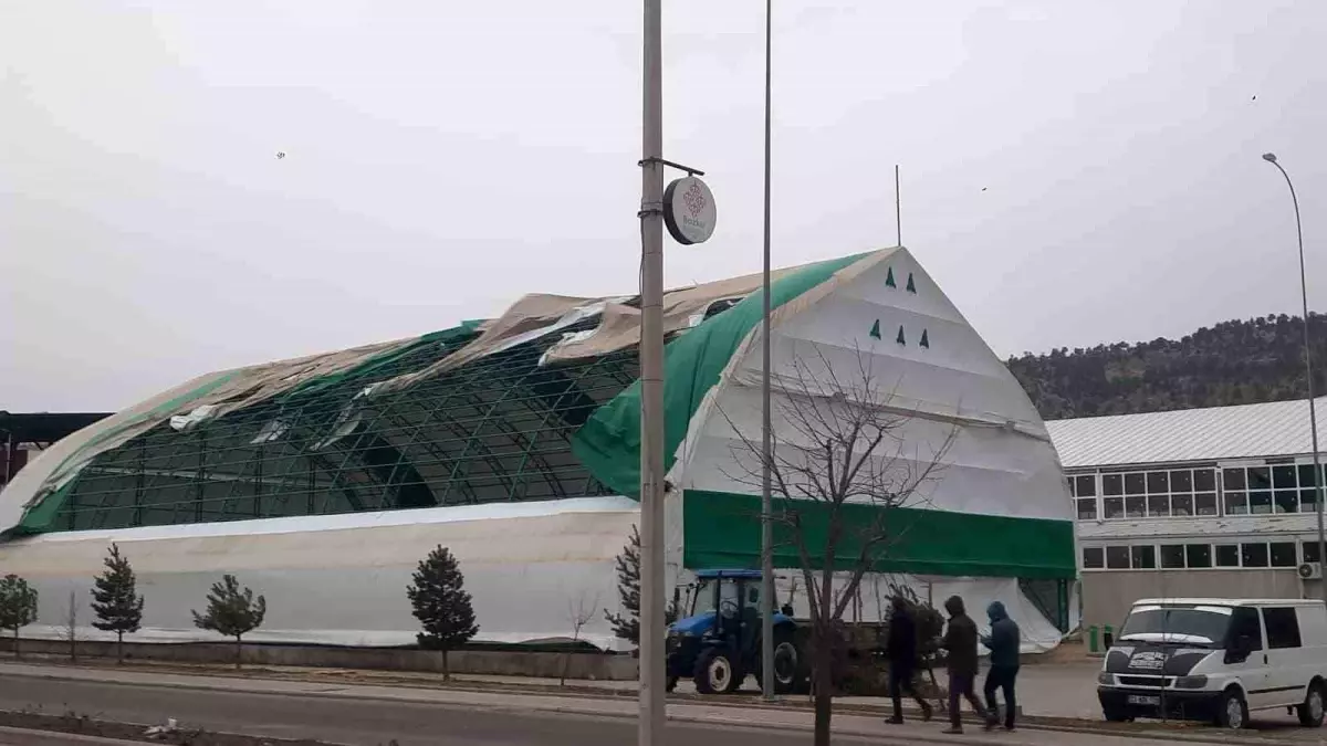 Bozkır’da Şiddetli Fırtına Çatıları Uçurdu, Ağaçları Devirerek Büyük Hasara Yol Açtı