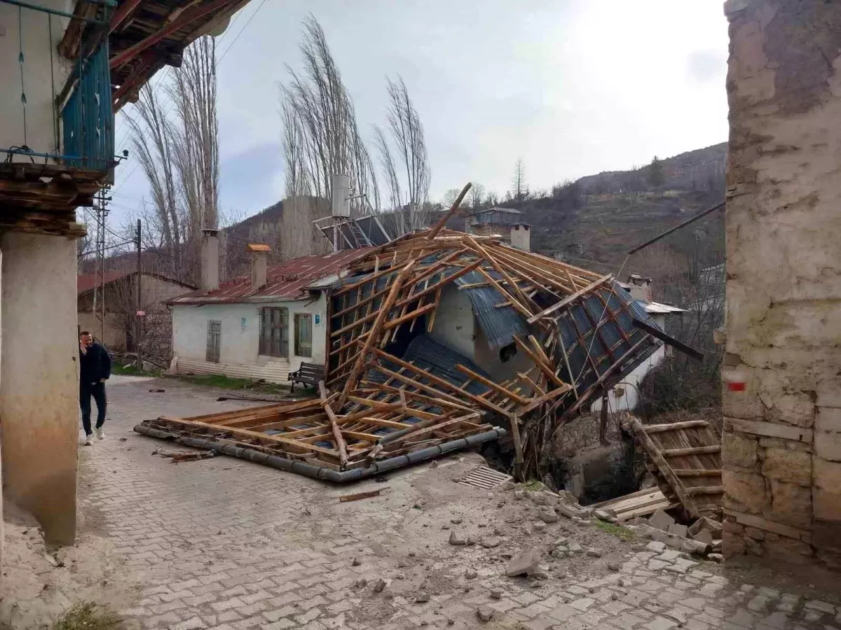 Konya'nın Bozkır İlçesinde Şiddetli Rüzgar Çatıları Uçurdu