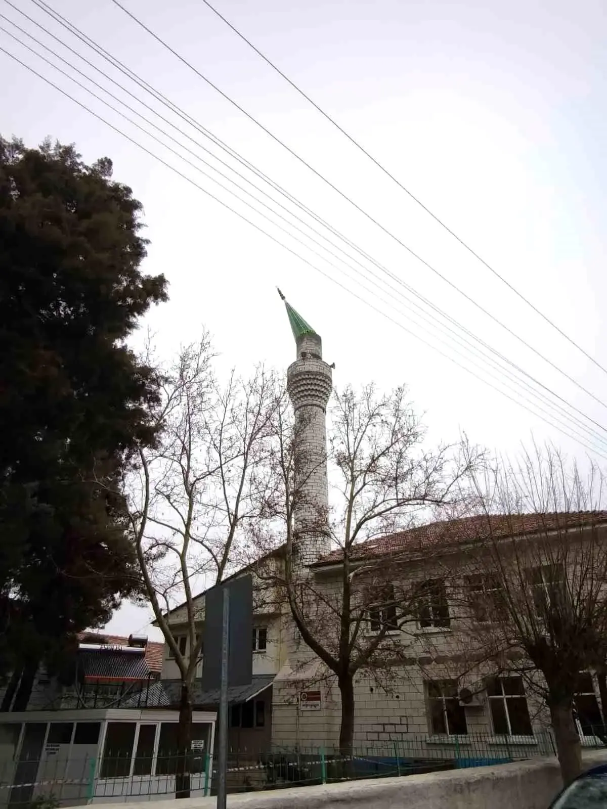 Burdur Yeşilova’da Şiddetli Rüzgâr Camii Minaresini Yıktı
