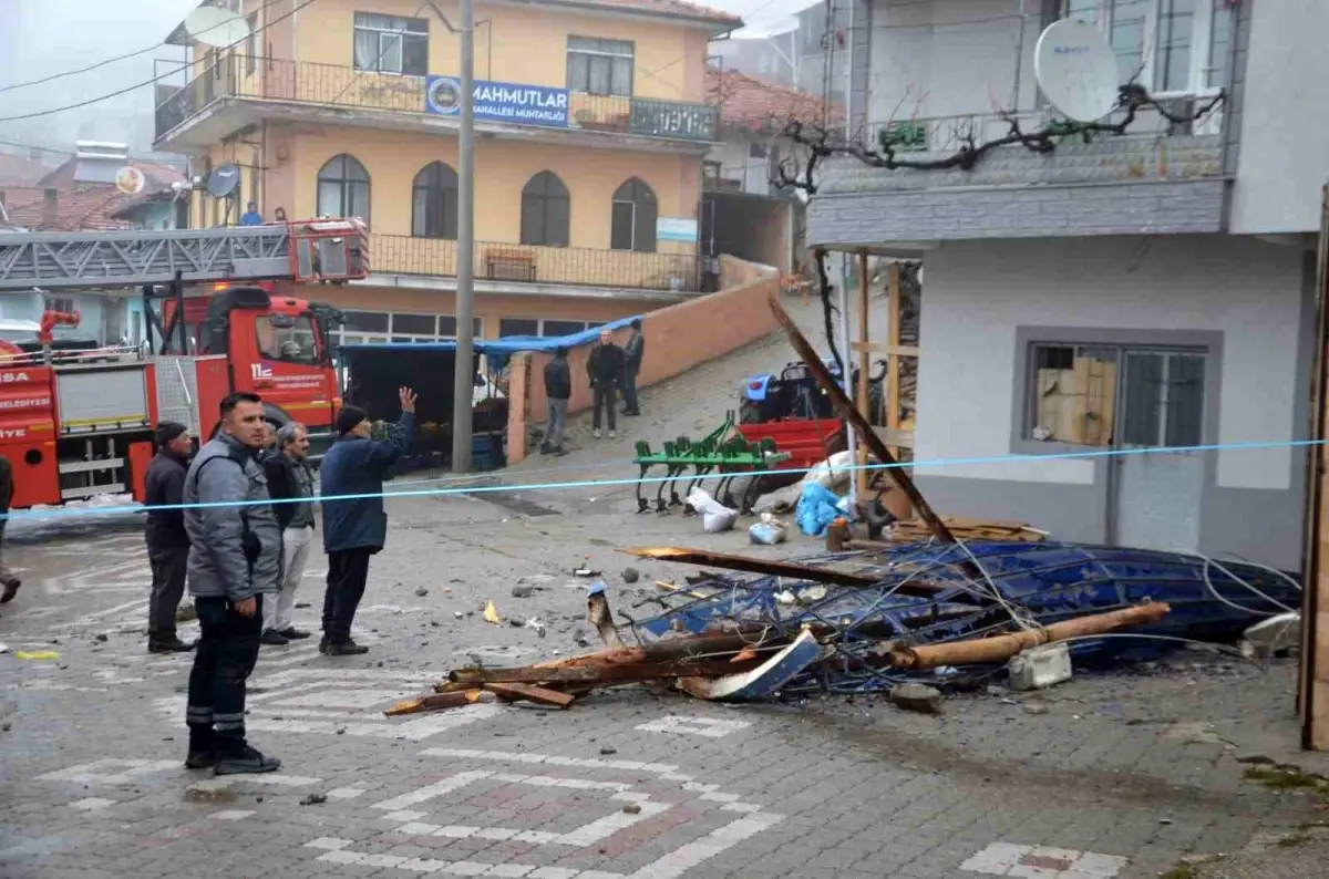 Demirci'de Şiddetli Fırtına Mahalle Camisinin Minaresini Yıktı